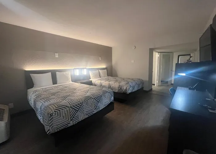 6 Phoenix Hotel 3*