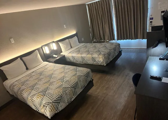 6 Phoenix 3* Glendale