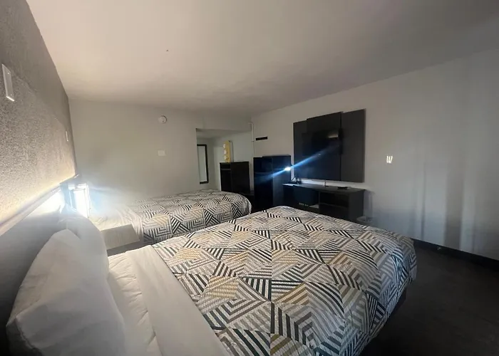 6 Phoenix 3* Glendale