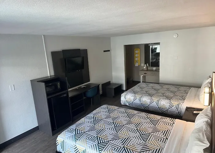 6 Phoenix Hotel 3*