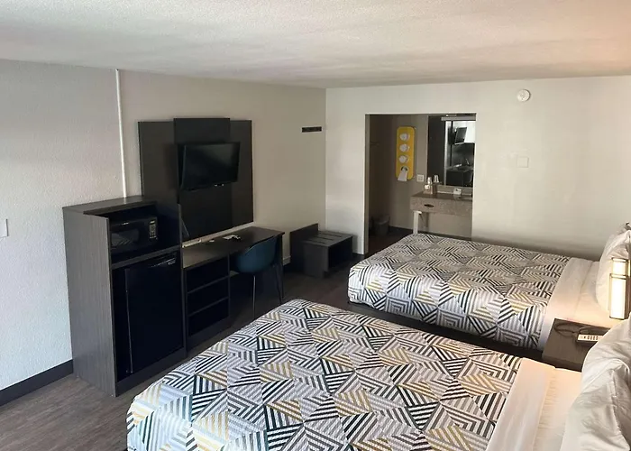 6 Phoenix Hotel 3*