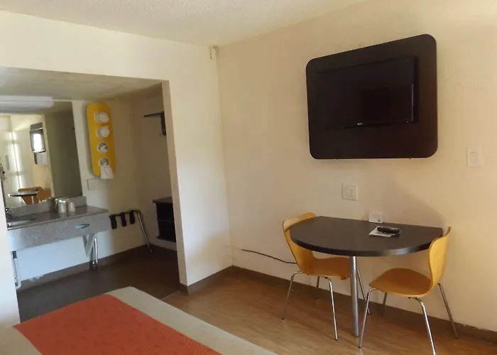 6 Phoenix Hotel 3*