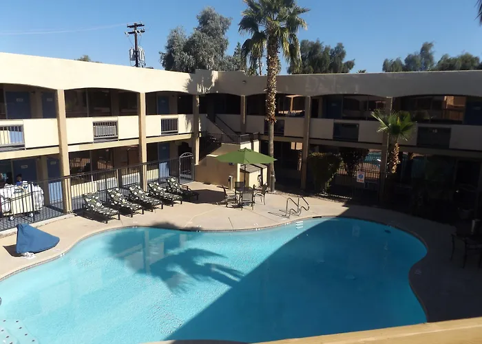 6 Phoenix 3* Glendale