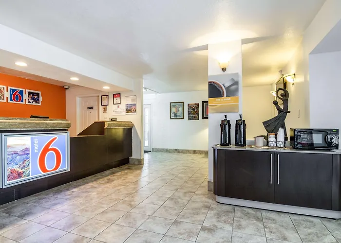 6 Phoenix 3* Glendale