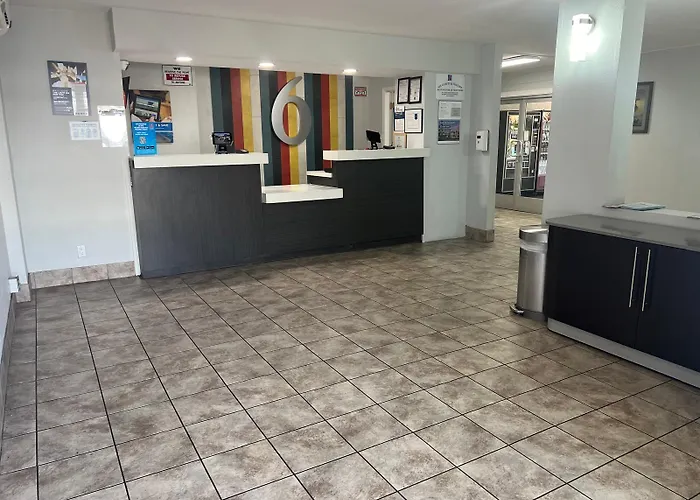 6 Phoenix Hotel 3*