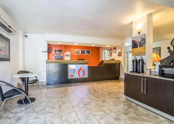 6 Phoenix 3* Glendale