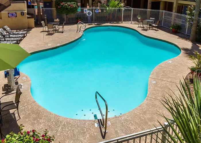 6 Phoenix 3* Glendale