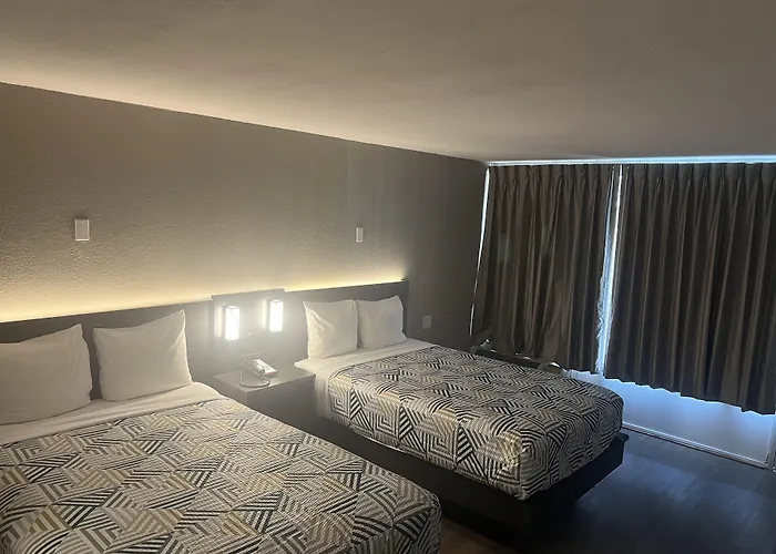 6 Phoenix Hotel 3*