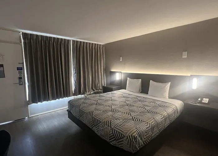 6 Phoenix 3* Glendale