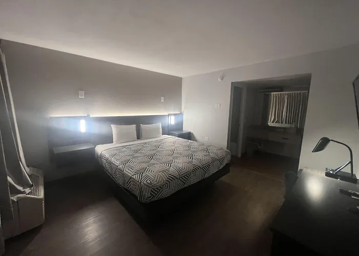 6 Phoenix 3* Glendale
