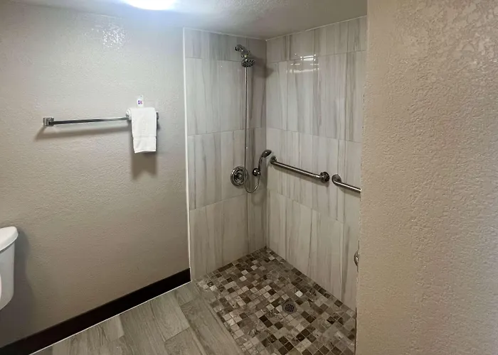 6 Phoenix 3* Glendale