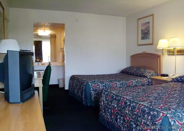 6 Phoenix Hotel 3*