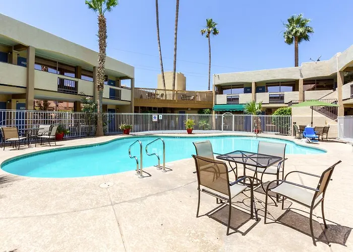 Hotel 6 Phoenix 3*